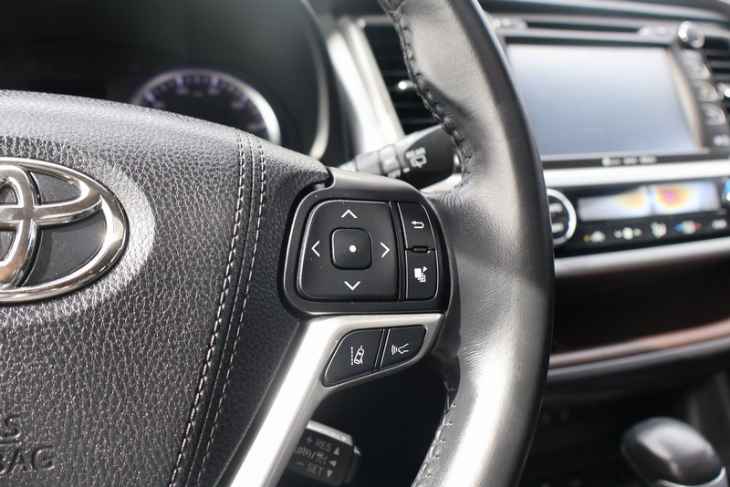 Toyota Highlander Vehicle Full-screen Gallery Image 29