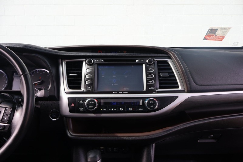 Toyota Highlander Vehicle Full-screen Gallery Image 31