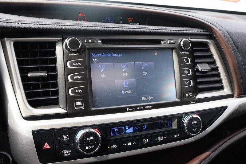Toyota Highlander Vehicle Full-screen Gallery Image 32