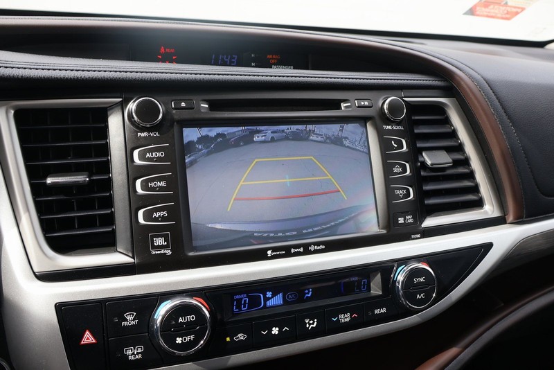 Toyota Highlander Vehicle Full-screen Gallery Image 33