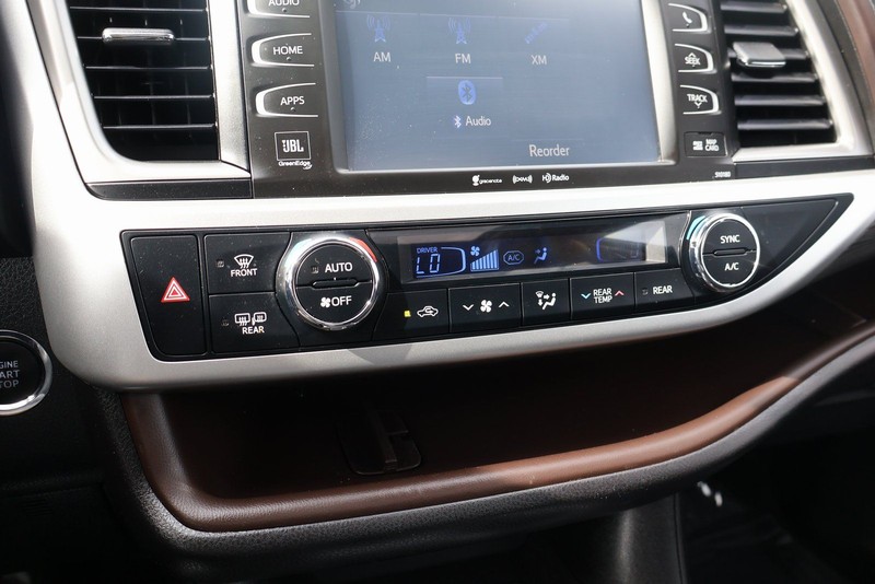 Toyota Highlander Vehicle Full-screen Gallery Image 34