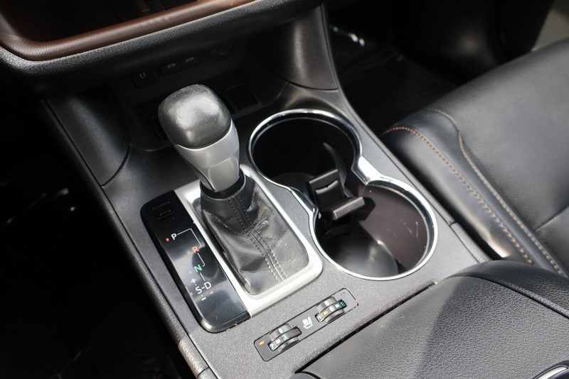 Toyota Highlander Vehicle Full-screen Gallery Image 35