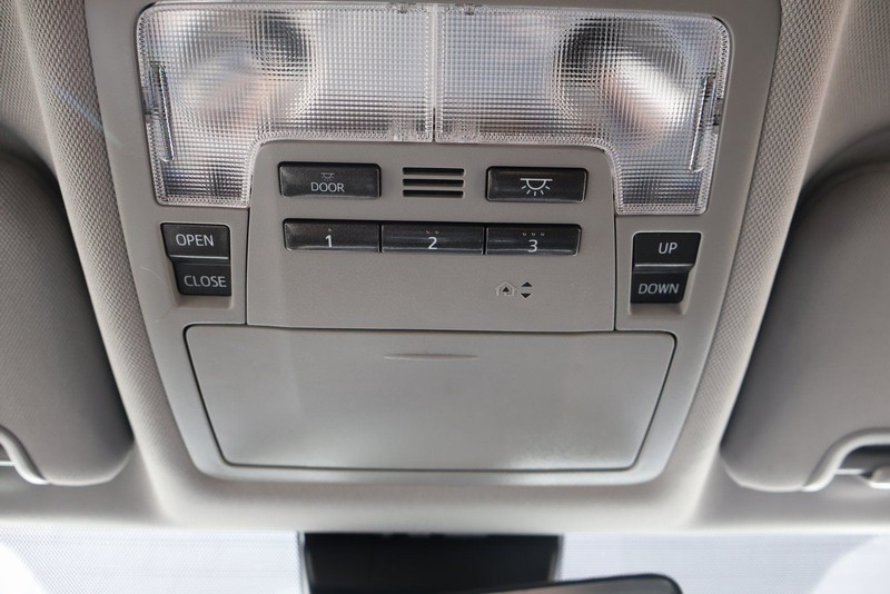 Toyota Highlander Vehicle Full-screen Gallery Image 36