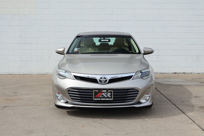 Toyota Avalon Vehicle Full-screen Gallery Image 02