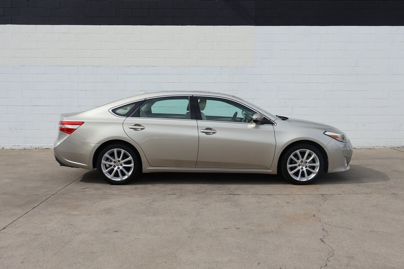 Toyota Avalon Vehicle Full-screen Gallery Image 04