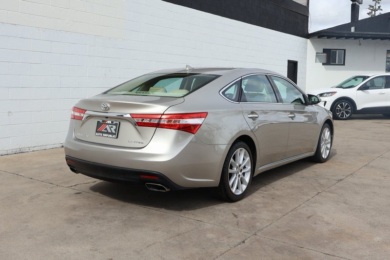 Toyota Avalon Vehicle Full-screen Gallery Image 05