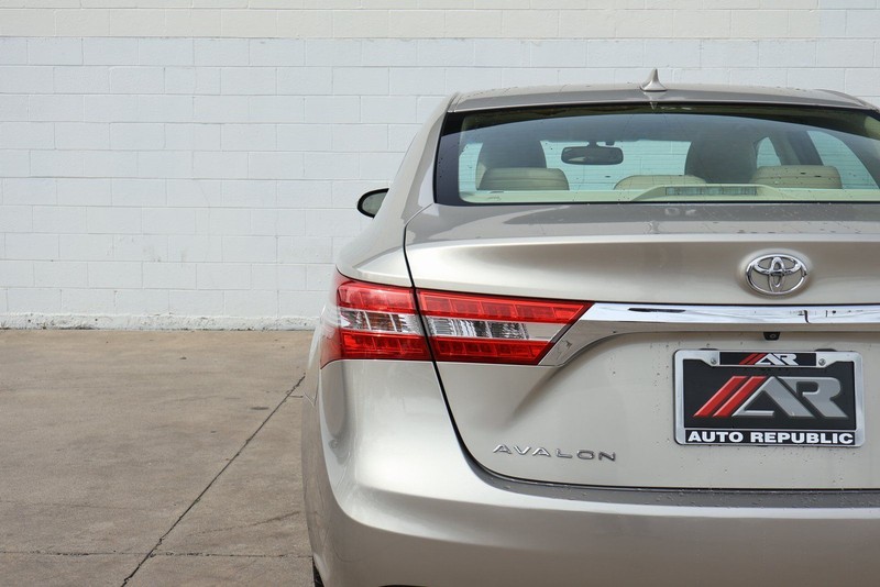 Toyota Avalon Vehicle Full-screen Gallery Image 07