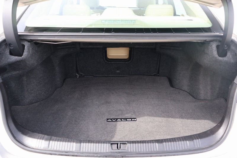 Toyota Avalon Vehicle Full-screen Gallery Image 08