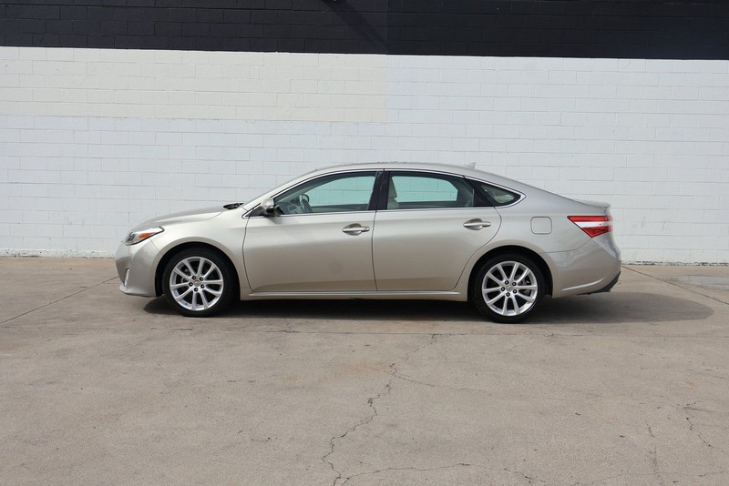 Toyota Avalon Vehicle Full-screen Gallery Image 10