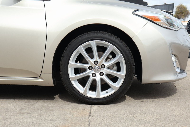 Toyota Avalon Vehicle Full-screen Gallery Image 13