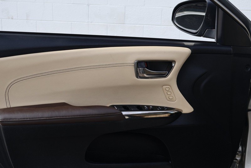 Toyota Avalon Vehicle Full-screen Gallery Image 15