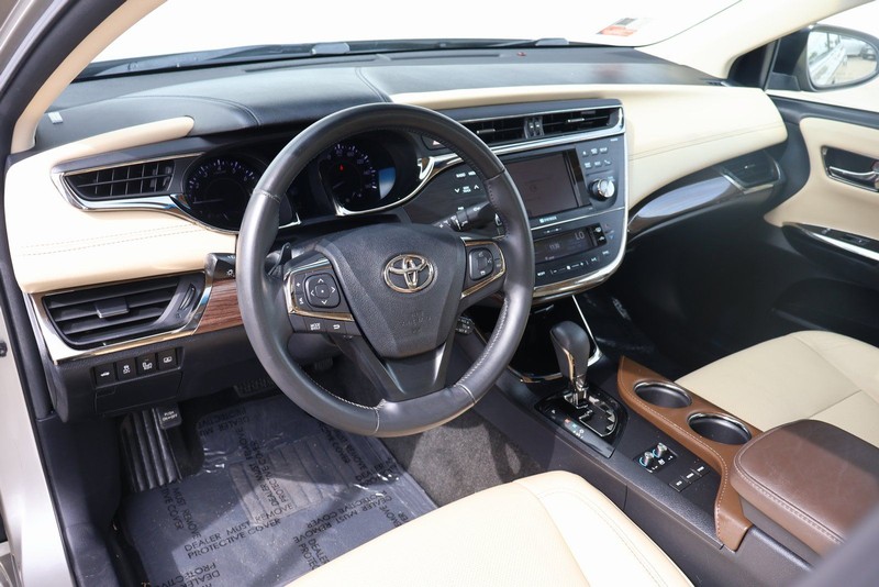 Toyota Avalon Vehicle Full-screen Gallery Image 16