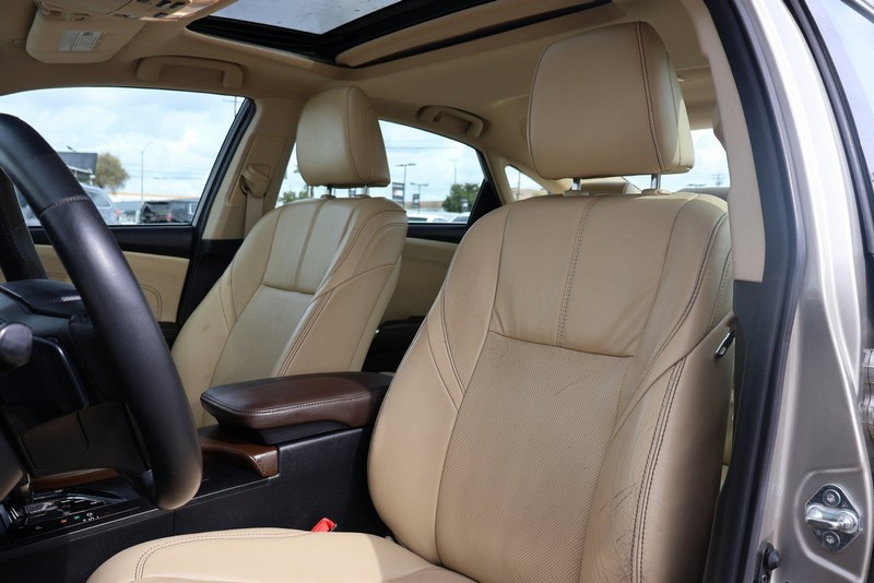 Toyota Avalon Vehicle Full-screen Gallery Image 17