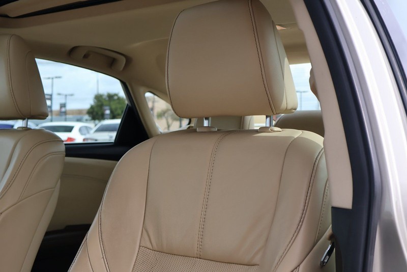 Toyota Avalon Vehicle Full-screen Gallery Image 18