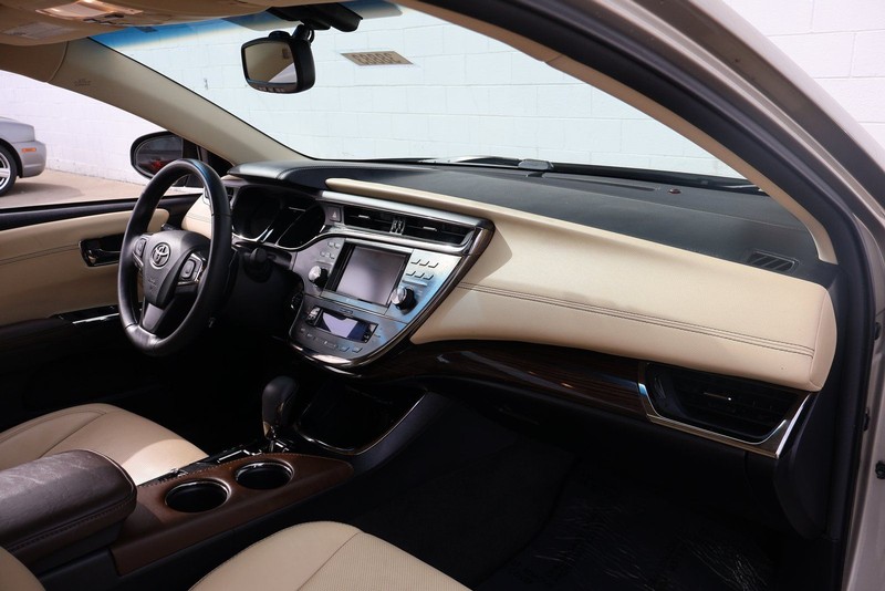 Toyota Avalon Vehicle Full-screen Gallery Image 19