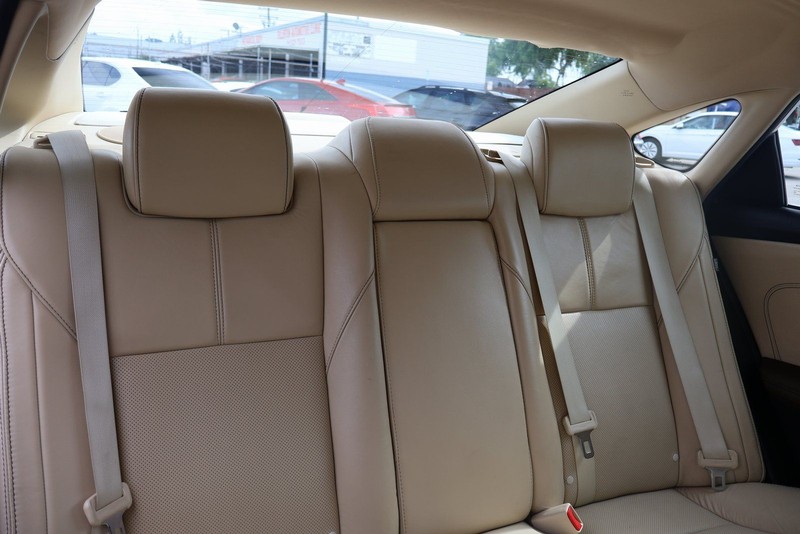 Toyota Avalon Vehicle Full-screen Gallery Image 21