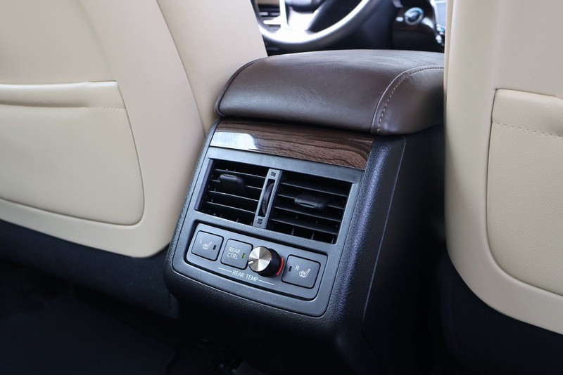 Toyota Avalon Vehicle Full-screen Gallery Image 22