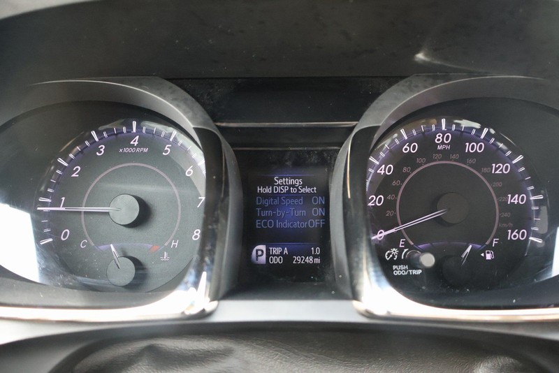 Toyota Avalon Vehicle Full-screen Gallery Image 24