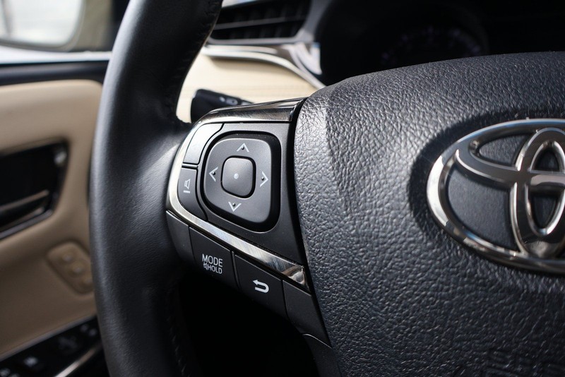 Toyota Avalon Vehicle Full-screen Gallery Image 26