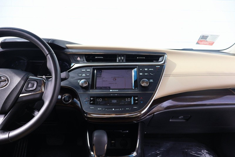 Toyota Avalon Vehicle Full-screen Gallery Image 29