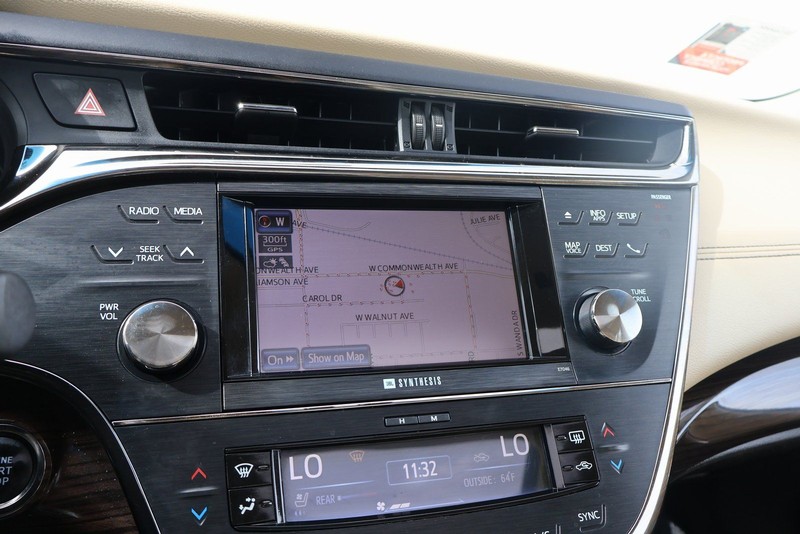 Toyota Avalon Vehicle Full-screen Gallery Image 30