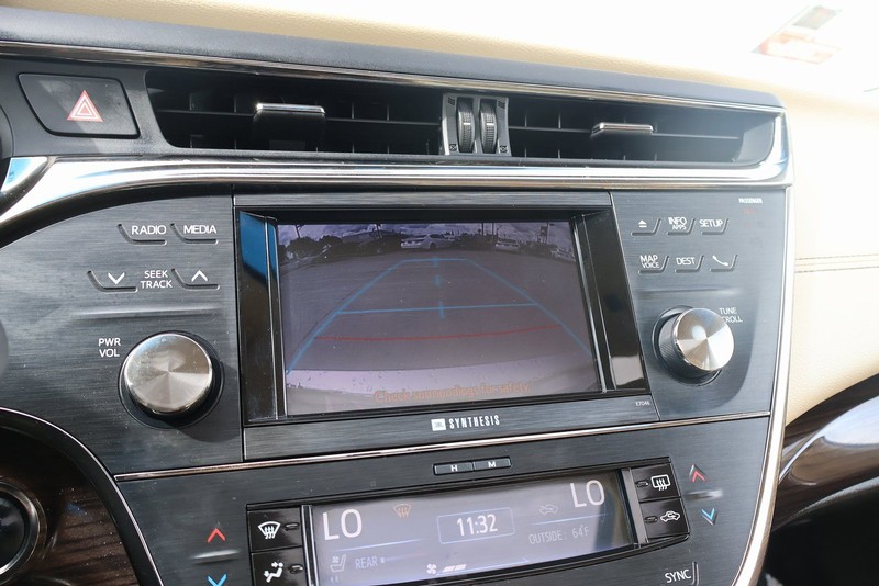 Toyota Avalon Vehicle Full-screen Gallery Image 31