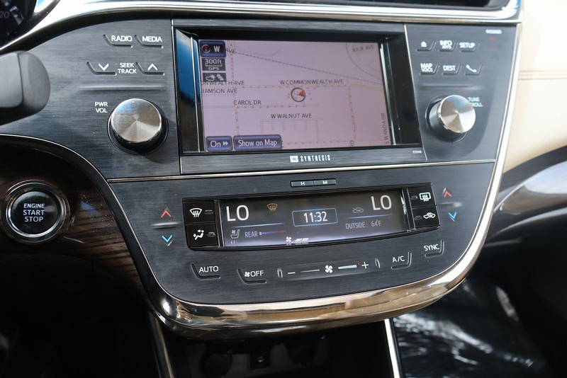 Toyota Avalon Vehicle Full-screen Gallery Image 32