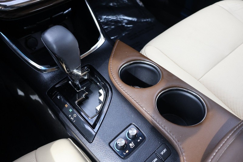 Toyota Avalon Vehicle Full-screen Gallery Image 33