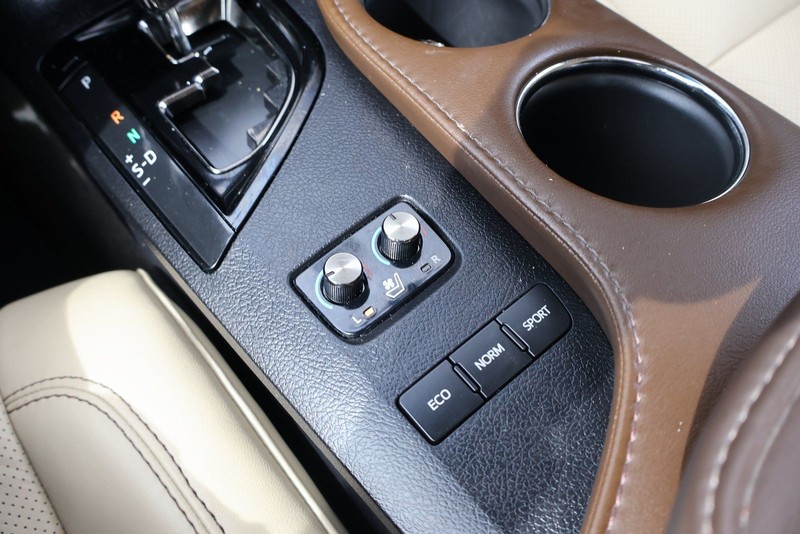 Toyota Avalon Vehicle Full-screen Gallery Image 34