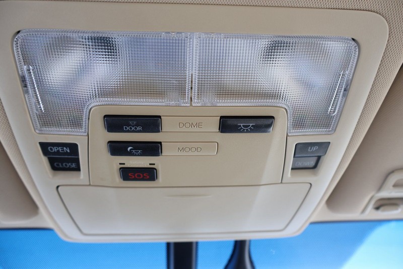 Toyota Avalon Vehicle Full-screen Gallery Image 35