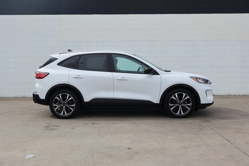 Ford Escape Vehicle Full-screen Gallery Image 04