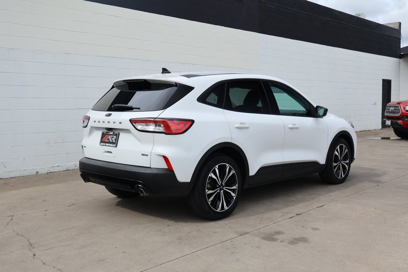 Ford Escape Vehicle Full-screen Gallery Image 05