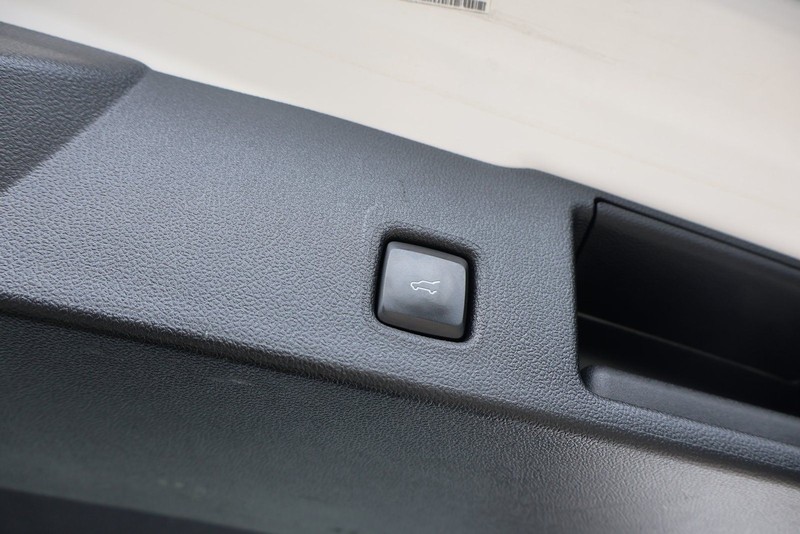 Ford Escape Vehicle Full-screen Gallery Image 09