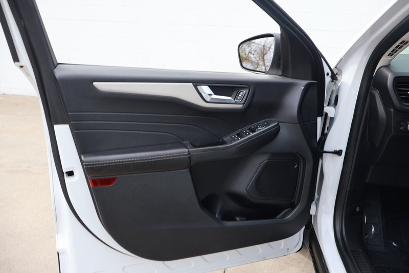 Ford Escape Vehicle Full-screen Gallery Image 15