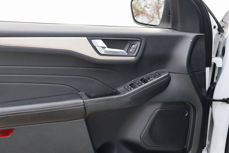 Ford Escape Vehicle Full-screen Gallery Image 16