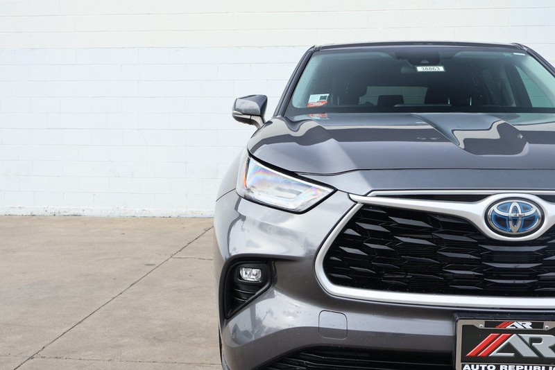 Toyota Highlander Hybrid Vehicle Full-screen Gallery Image 03