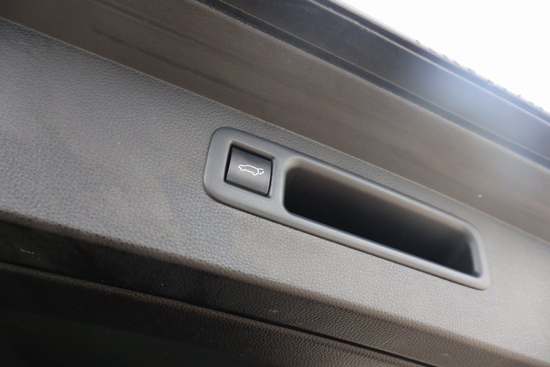 Toyota Highlander Hybrid Vehicle Full-screen Gallery Image 09