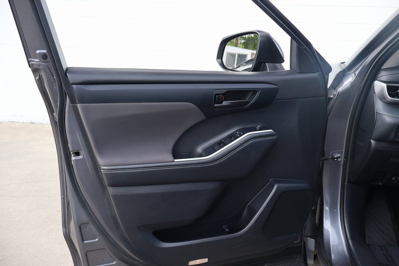 Toyota Highlander Hybrid Vehicle Full-screen Gallery Image 15