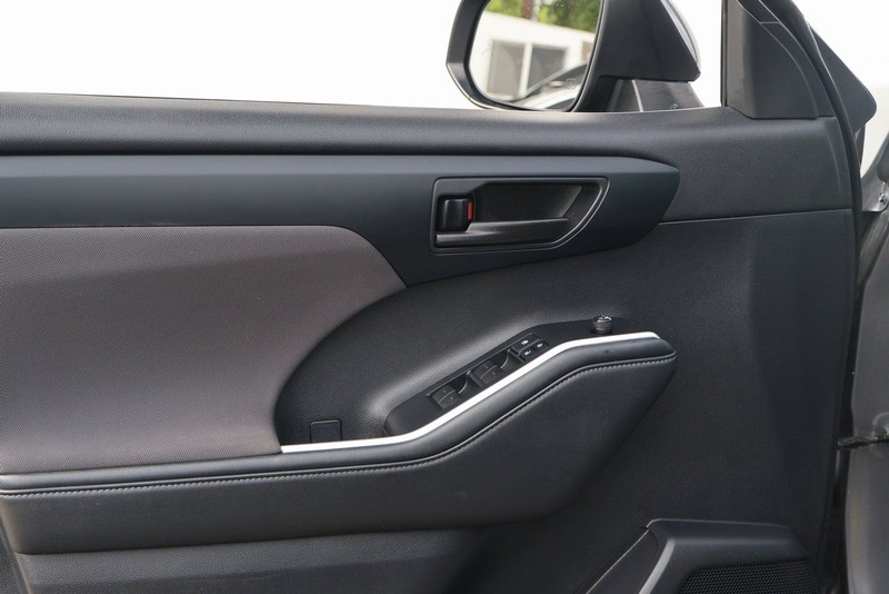 Toyota Highlander Hybrid Vehicle Full-screen Gallery Image 16