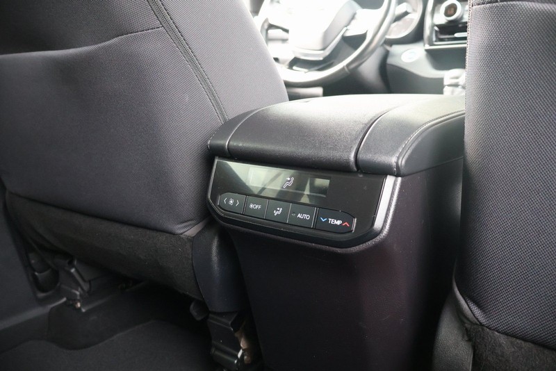 Toyota Highlander Hybrid Vehicle Full-screen Gallery Image 24