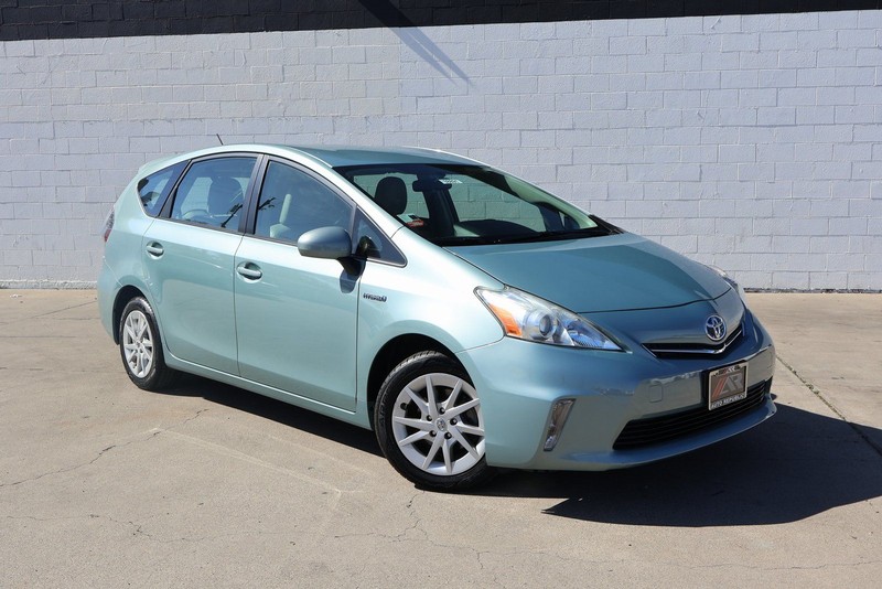 Toyota Prius V Vehicle Full-screen Gallery Image 01