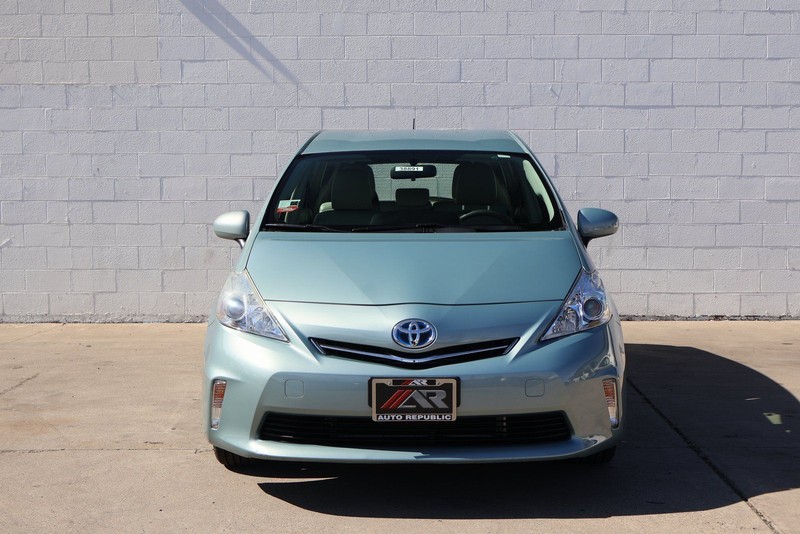 Toyota Prius V Vehicle Full-screen Gallery Image 02