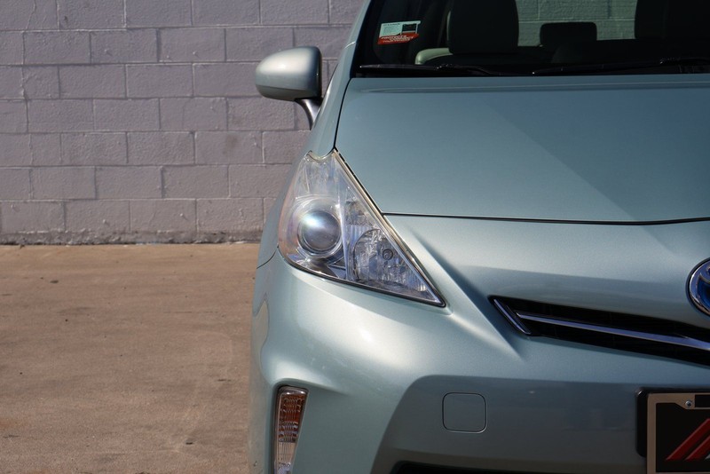 Toyota Prius V Vehicle Full-screen Gallery Image 03