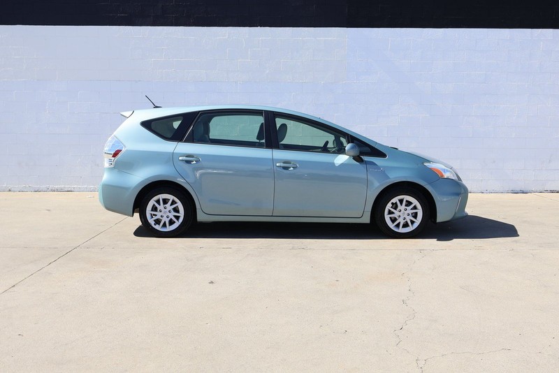Toyota Prius V Vehicle Full-screen Gallery Image 04