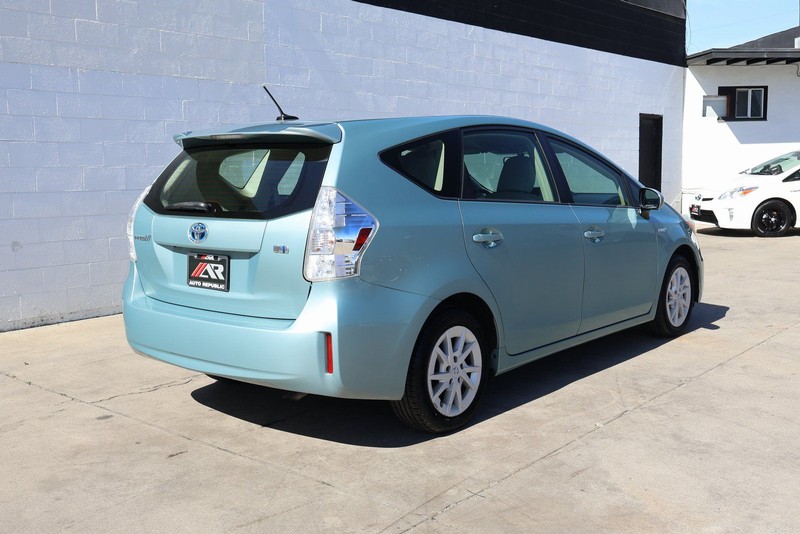 Toyota Prius V Vehicle Full-screen Gallery Image 05