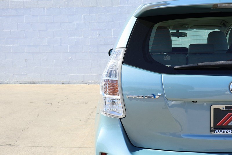 Toyota Prius V Vehicle Full-screen Gallery Image 07