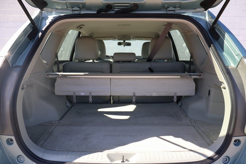 Toyota Prius V Vehicle Full-screen Gallery Image 08