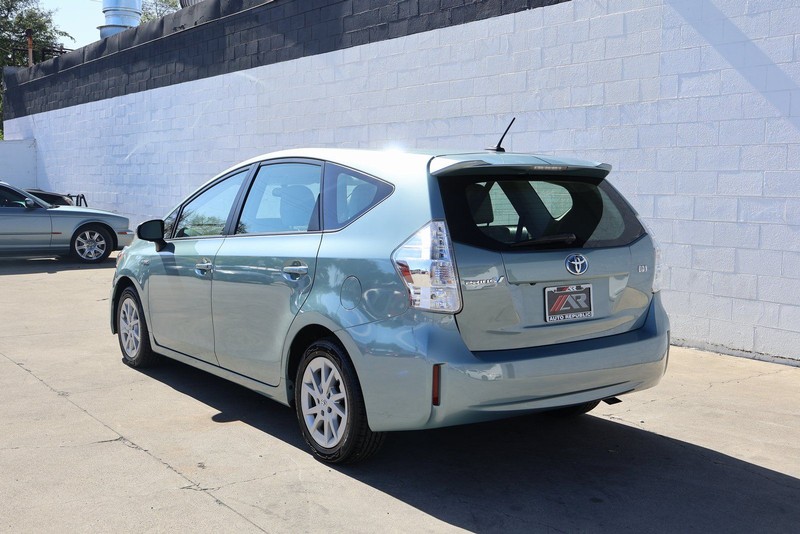 Toyota Prius V Vehicle Full-screen Gallery Image 09