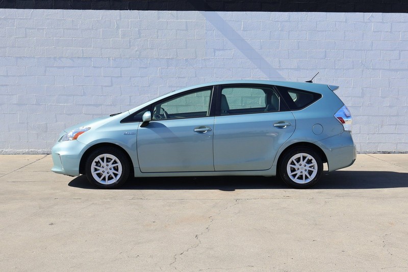Toyota Prius V Vehicle Full-screen Gallery Image 10