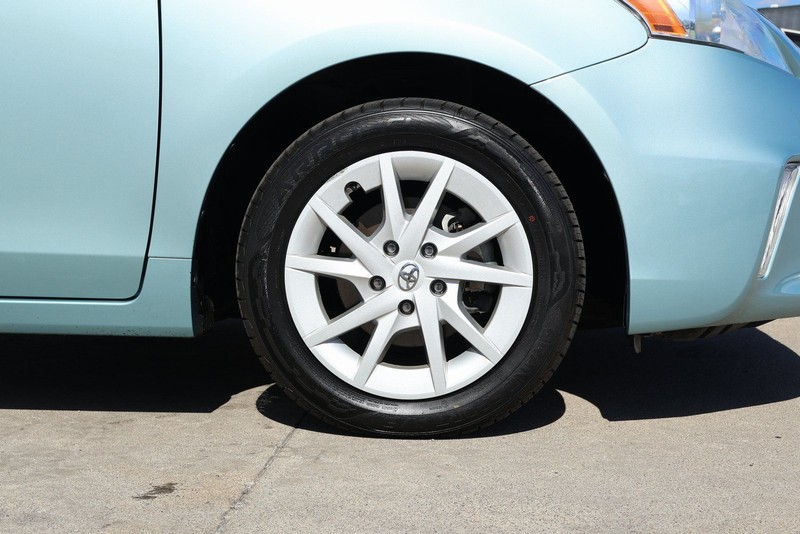 Toyota Prius V Vehicle Full-screen Gallery Image 13